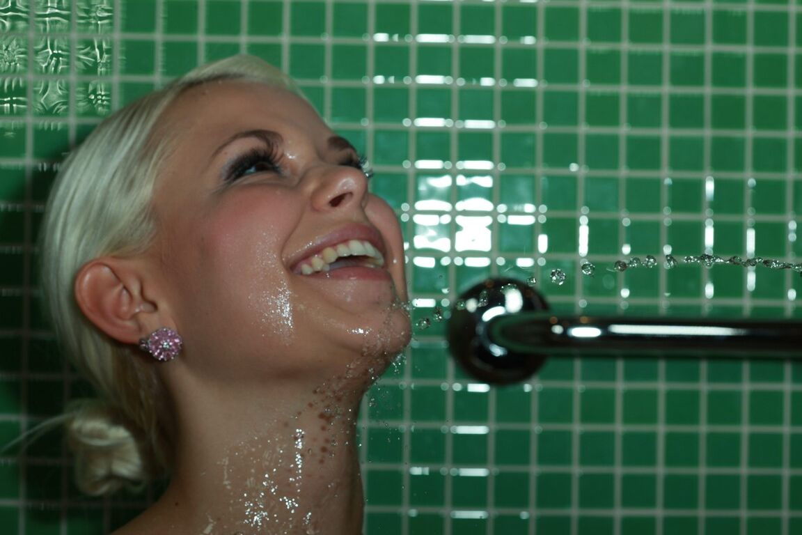 21P La blonde coquine Dido Angel sourit alors que son homme fait pipi directement dans sa bouche