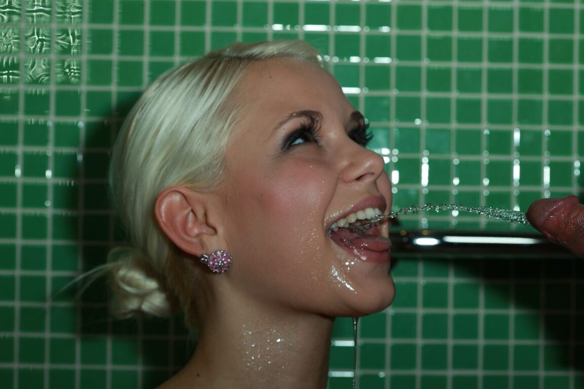 21P La blonde coquine Dido Angel sourit alors que son homme fait pipi directement dans sa bouche