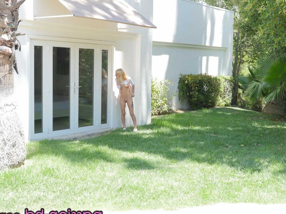 16P La linda adolescente Kenzie Reeves desnuda sus turgentes tetas y su culo para caminar por el césped