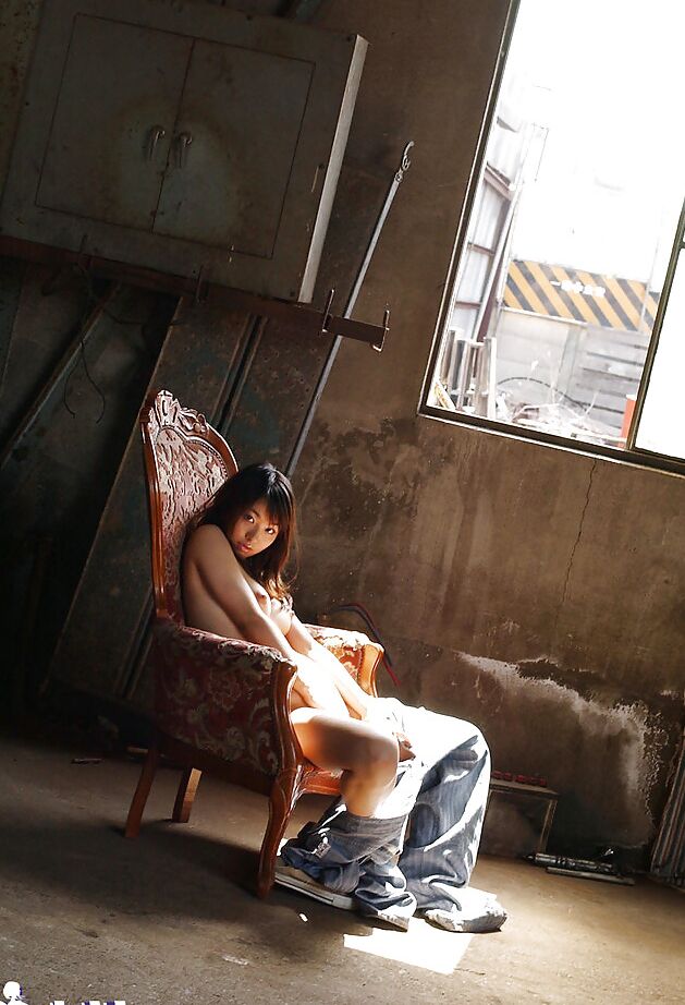 16P A adorável adolescente asiática Hikaru Koto revelando seu corpo incrivelmente tentador