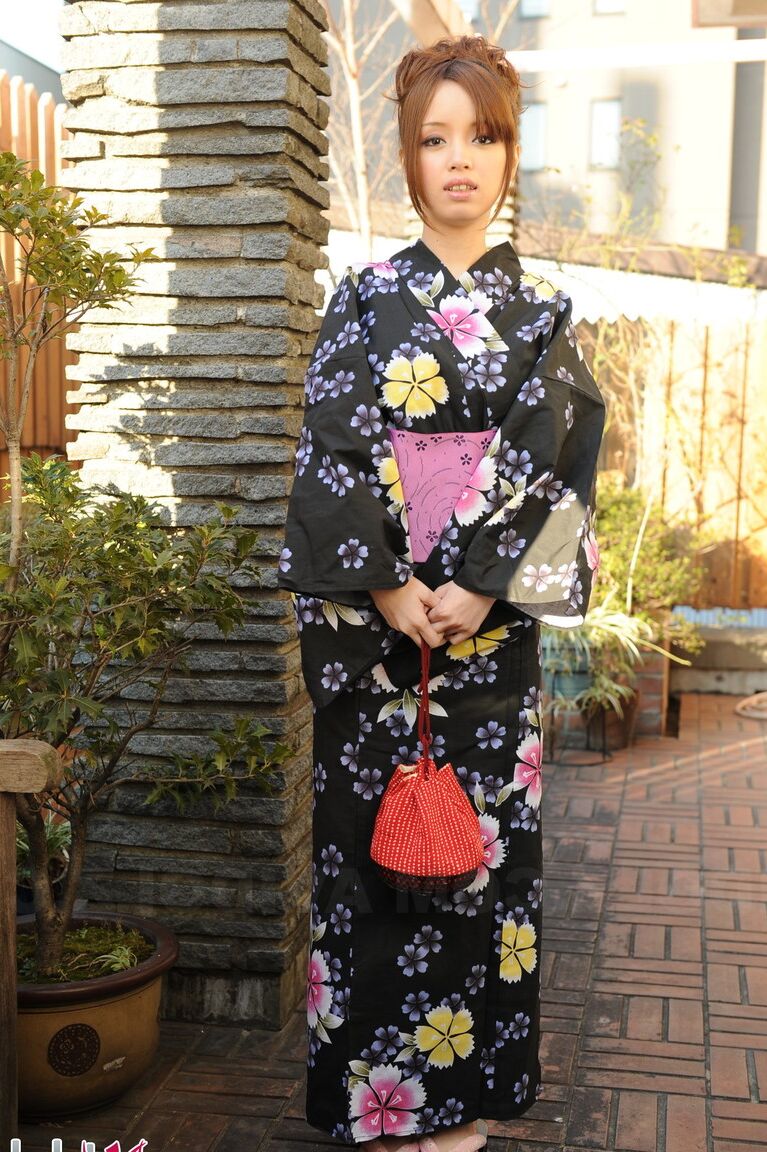 15P La beauté japonaise Lina Aishima modèle non nue en vêtements traditionnels