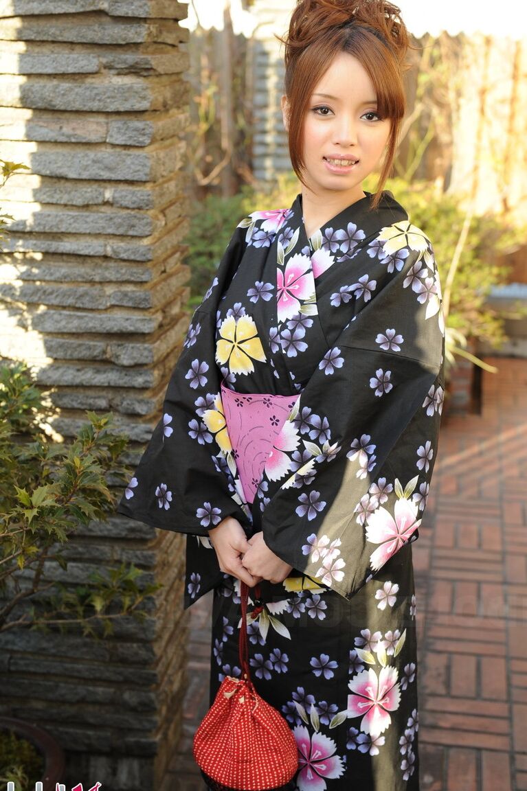 15P La beauté japonaise Lina Aishima modèle non nue en vêtements traditionnels