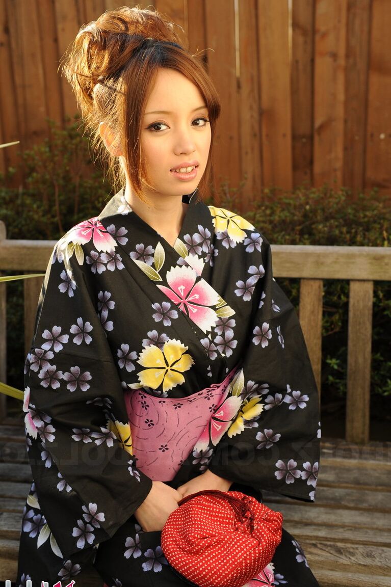 15P La beauté japonaise Lina Aishima modèle non nue en vêtements traditionnels