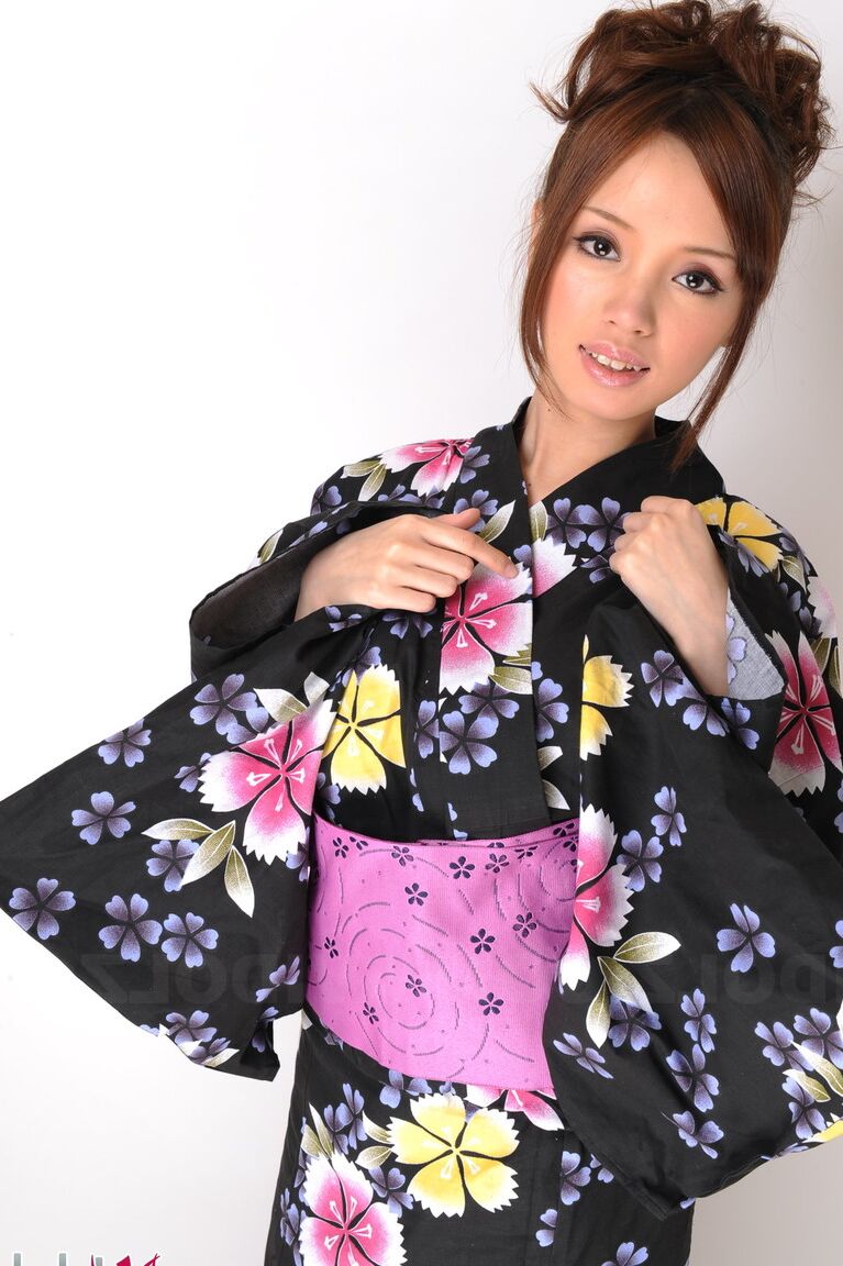 15P La beauté japonaise Lina Aishima modèle non nue en vêtements traditionnels