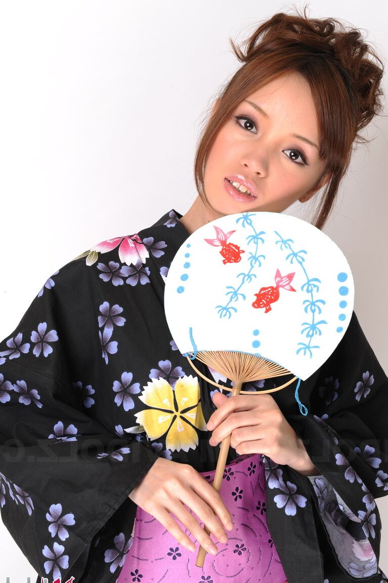 15P La beauté japonaise Lina Aishima modèle non nue en vêtements traditionnels