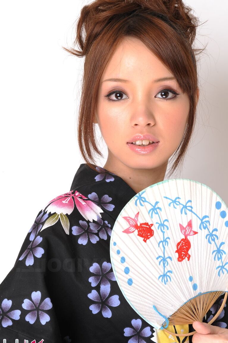 15P La beauté japonaise Lina Aishima modèle non nue en vêtements traditionnels