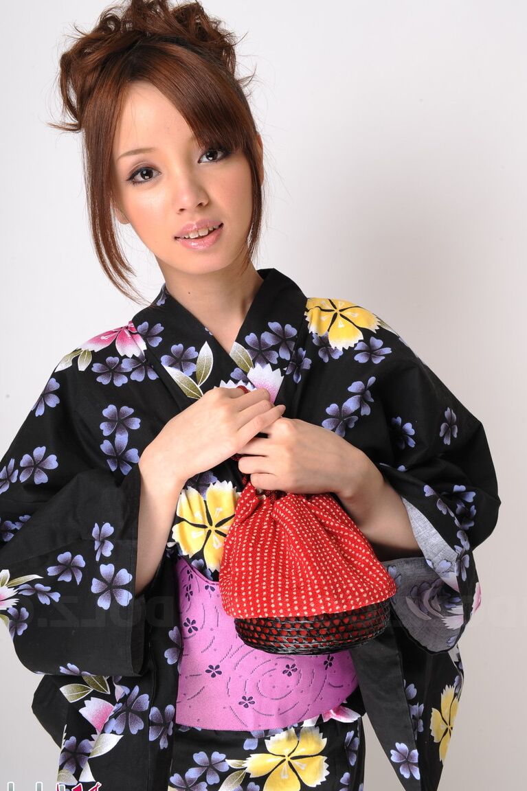 15P La beauté japonaise Lina Aishima modèle non nue en vêtements traditionnels