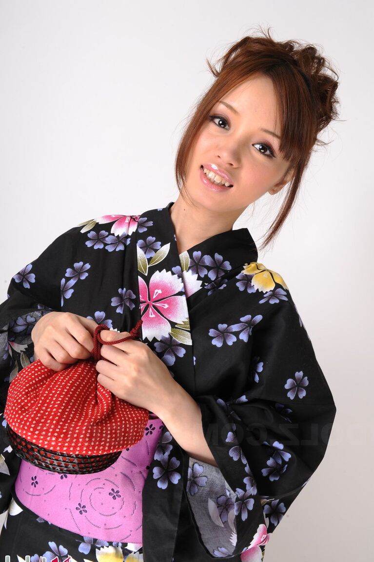 15P La beauté japonaise Lina Aishima modèle non nue en vêtements traditionnels