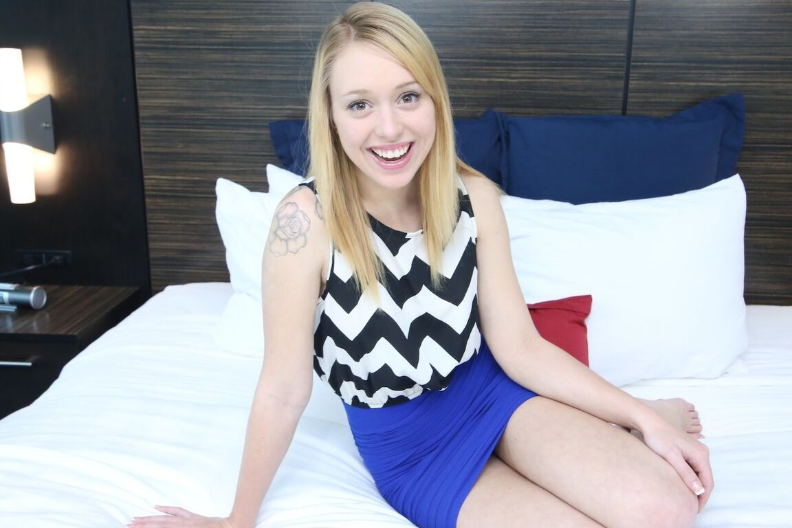 17P A adolescente loira borbulhante Lucy Tyler mostra alegremente peitos pequenos