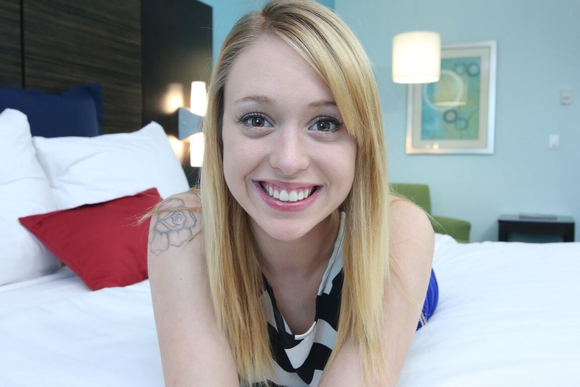 17P A adolescente loira borbulhante Lucy Tyler mostra alegremente peitos pequenos