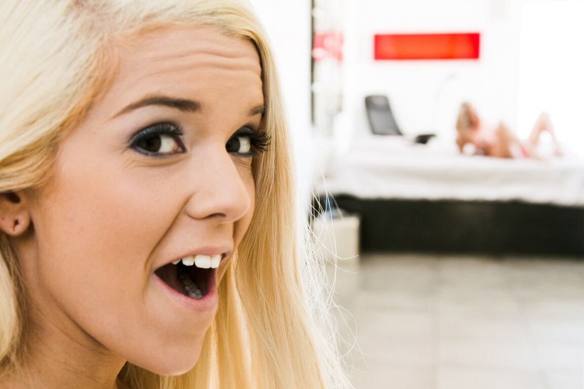 17P Duas loiras jovens Halle Von e MILF Brandi Love encontraram uma linguagem comum na cama