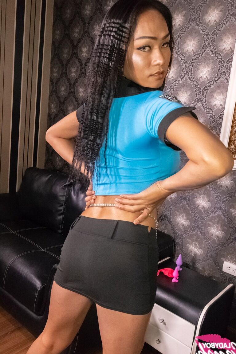 18P Travesti tailandesa com um pau grande Baimon fica anal fodido depois de uma bebedeira