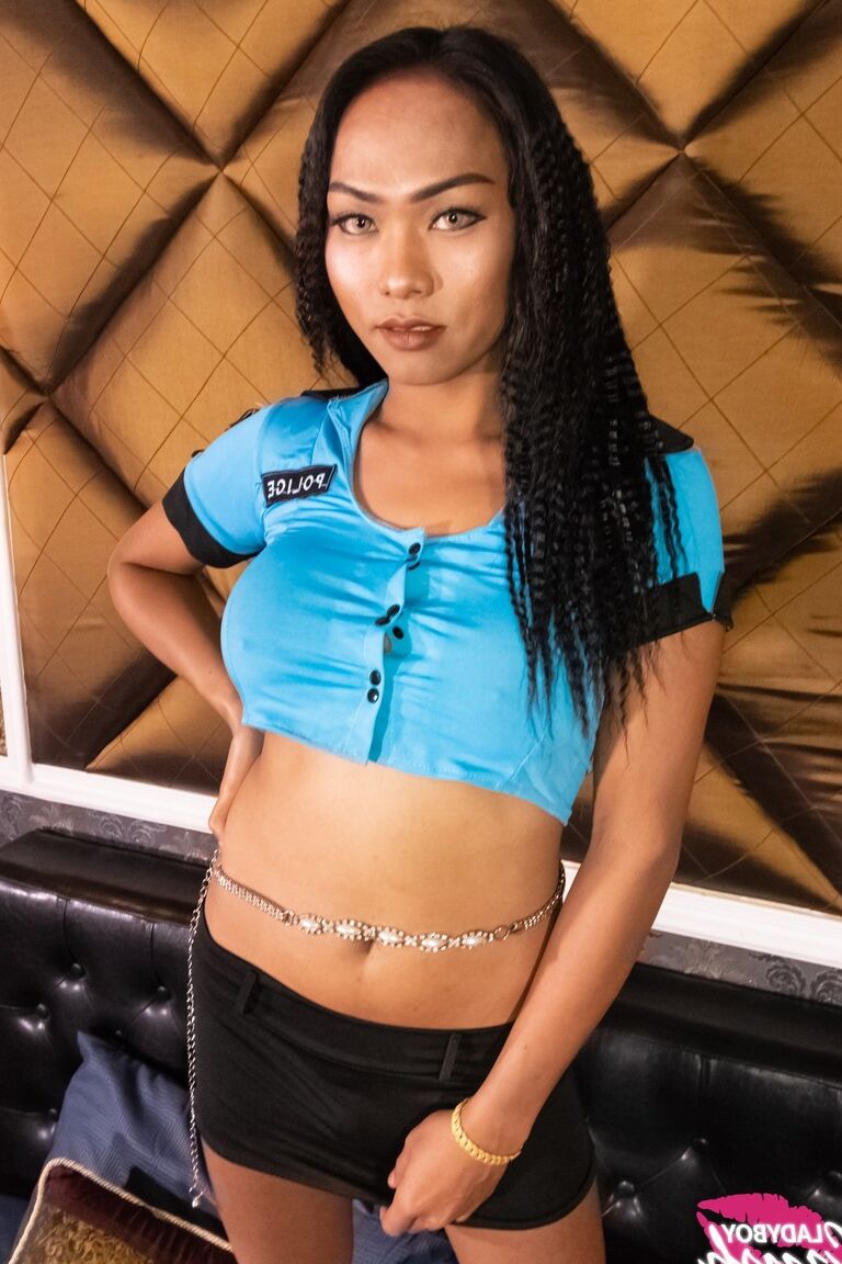 18P Travesti tailandesa com um pau grande Baimon fica anal fodido depois de uma bebedeira