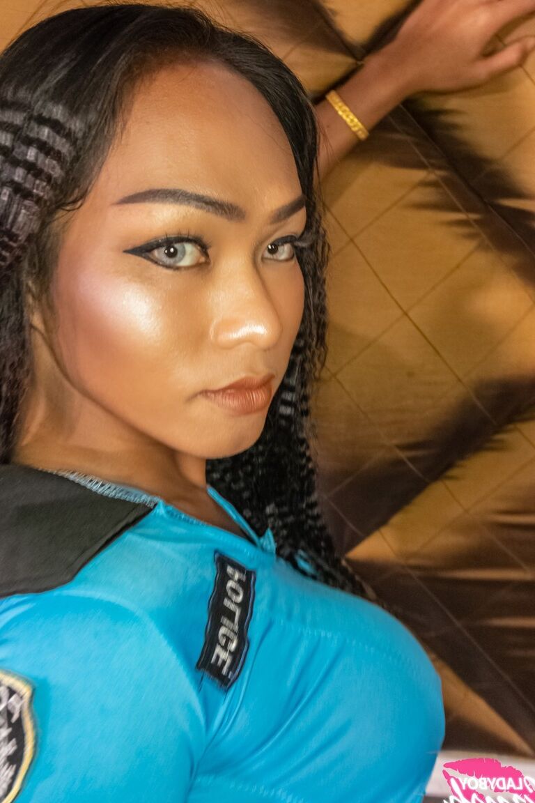 18P Travesti tailandesa com um pau grande Baimon fica anal fodido depois de uma bebedeira
