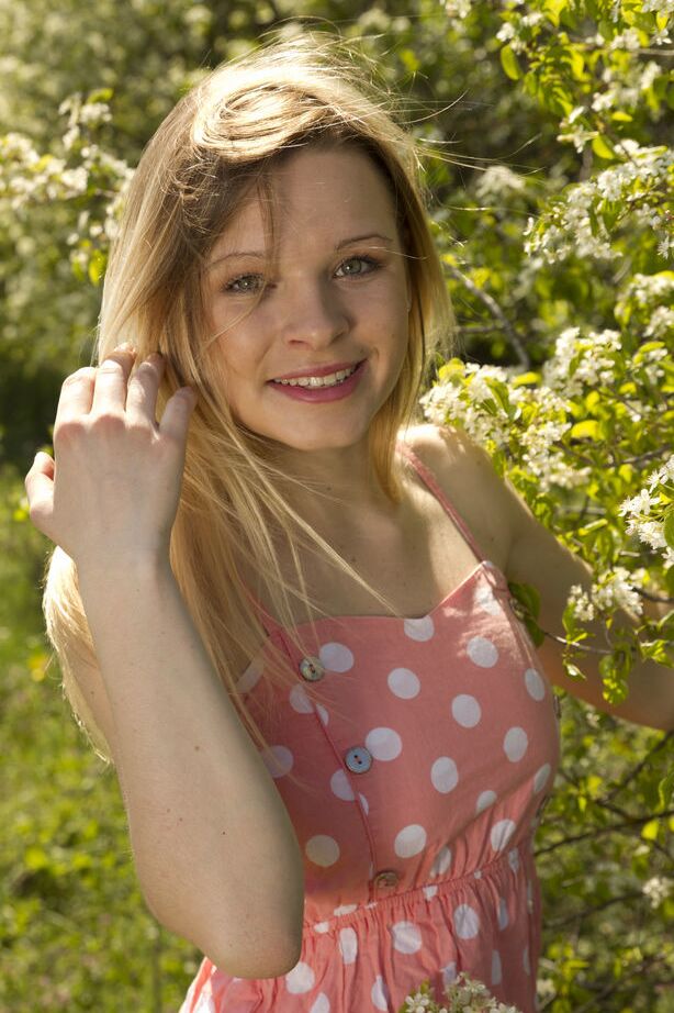 18P La linda rubia solitaria Malinda A se desnuda para mostrar su apretado coño afeitado al aire libre