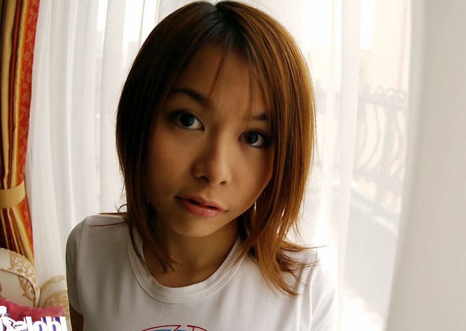 16P Une asiatique coquine enlève lentement tous ses vêtements