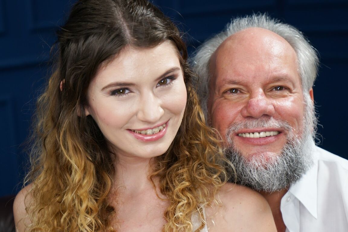17P A adolescente de aparência inocente Candice Demelzza é usada por um cara velho