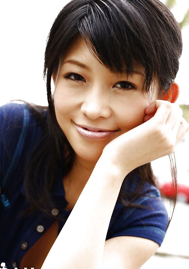 16P Sasa Handa, jeune asiatique sexy, se déshabille et pose sur le lit.