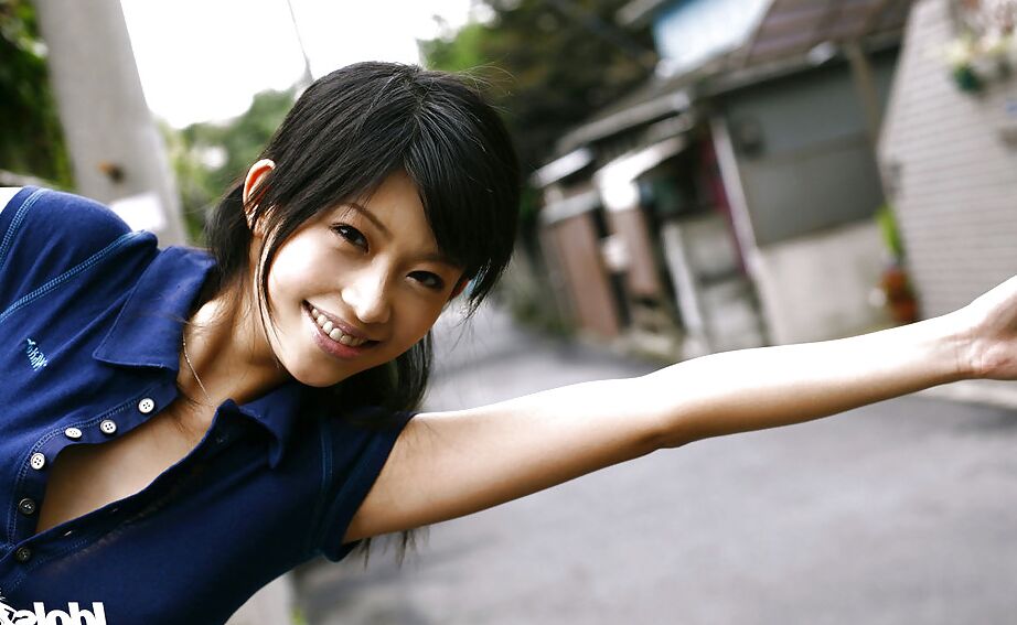 16P Sasa Handa, jeune asiatique sexy, se déshabille et pose sur le lit.