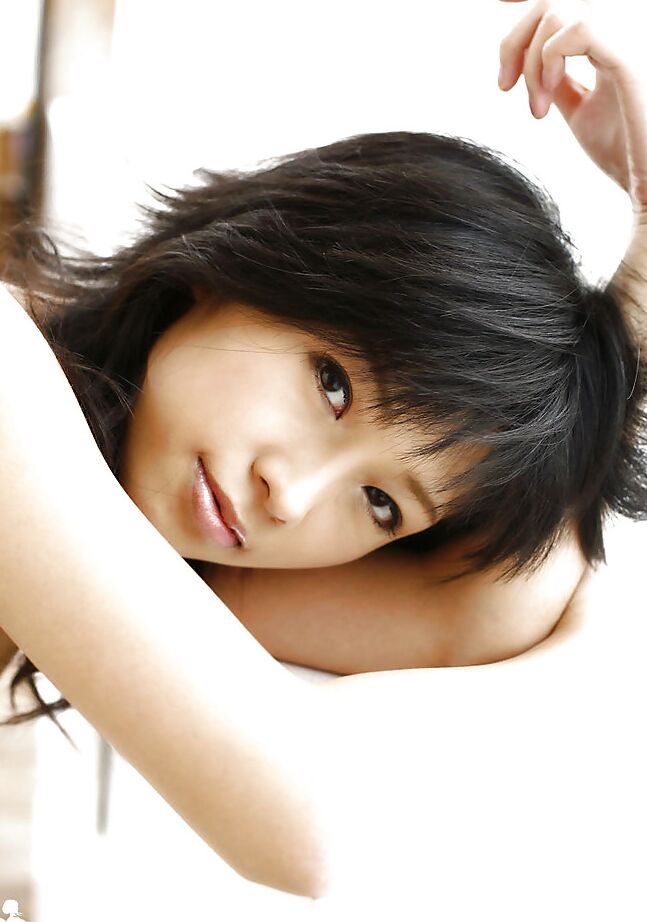 16P Sasa Handa, jeune asiatique sexy, se déshabille et pose sur le lit.