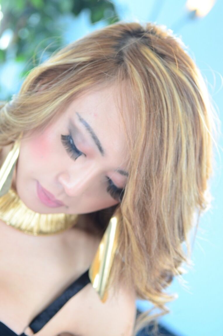 17P Sexy asiatischer Ladyboy Venus Lux spielt mit ihren öligen Titten und ihrem Schwanz in Dessous