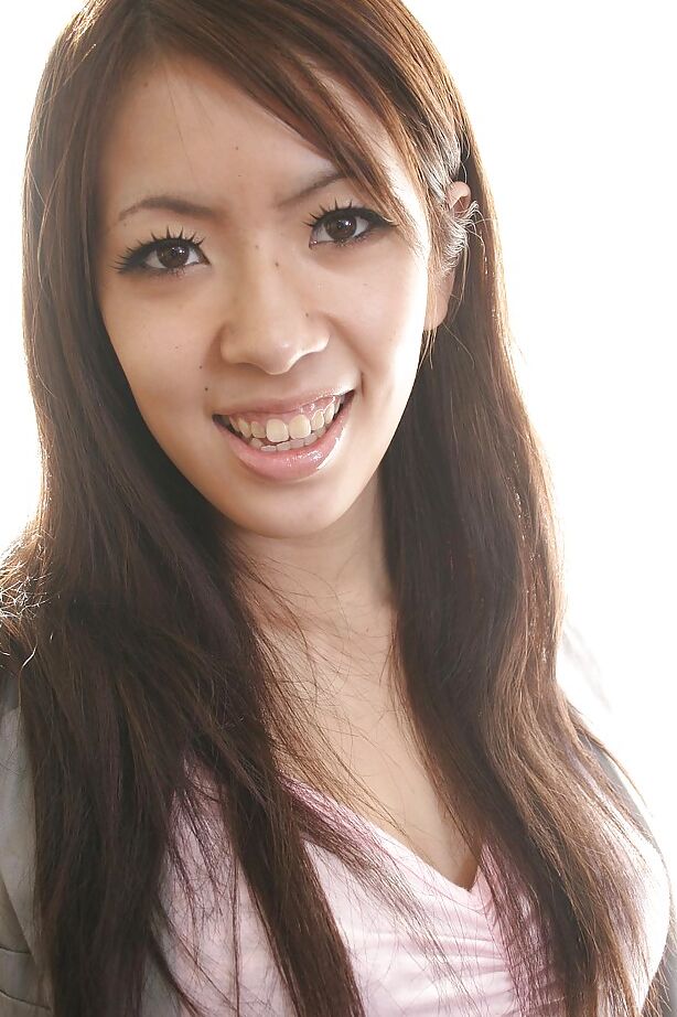 16P A adolescente asiática Harumi Matsuda se despindo e expondo seu pote de mel