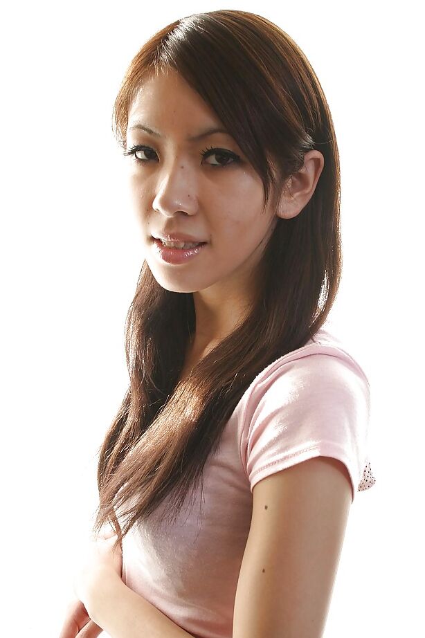 16P A adolescente asiática Harumi Matsuda se despindo e expondo seu pote de mel