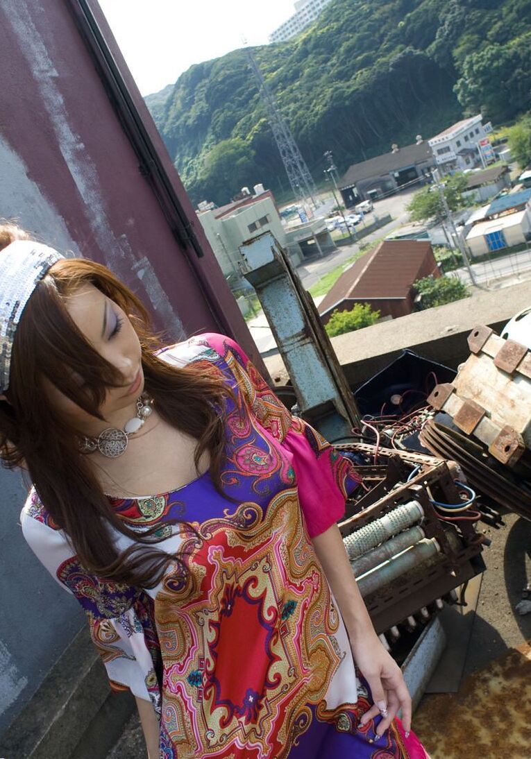 16P La chaude japonaise Risa Kasumi expose ses seins et sa chatte pendant une action en solo