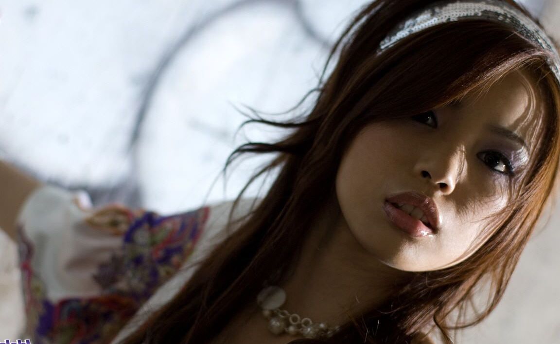 16P La chaude japonaise Risa Kasumi expose ses seins et sa chatte pendant une action en solo