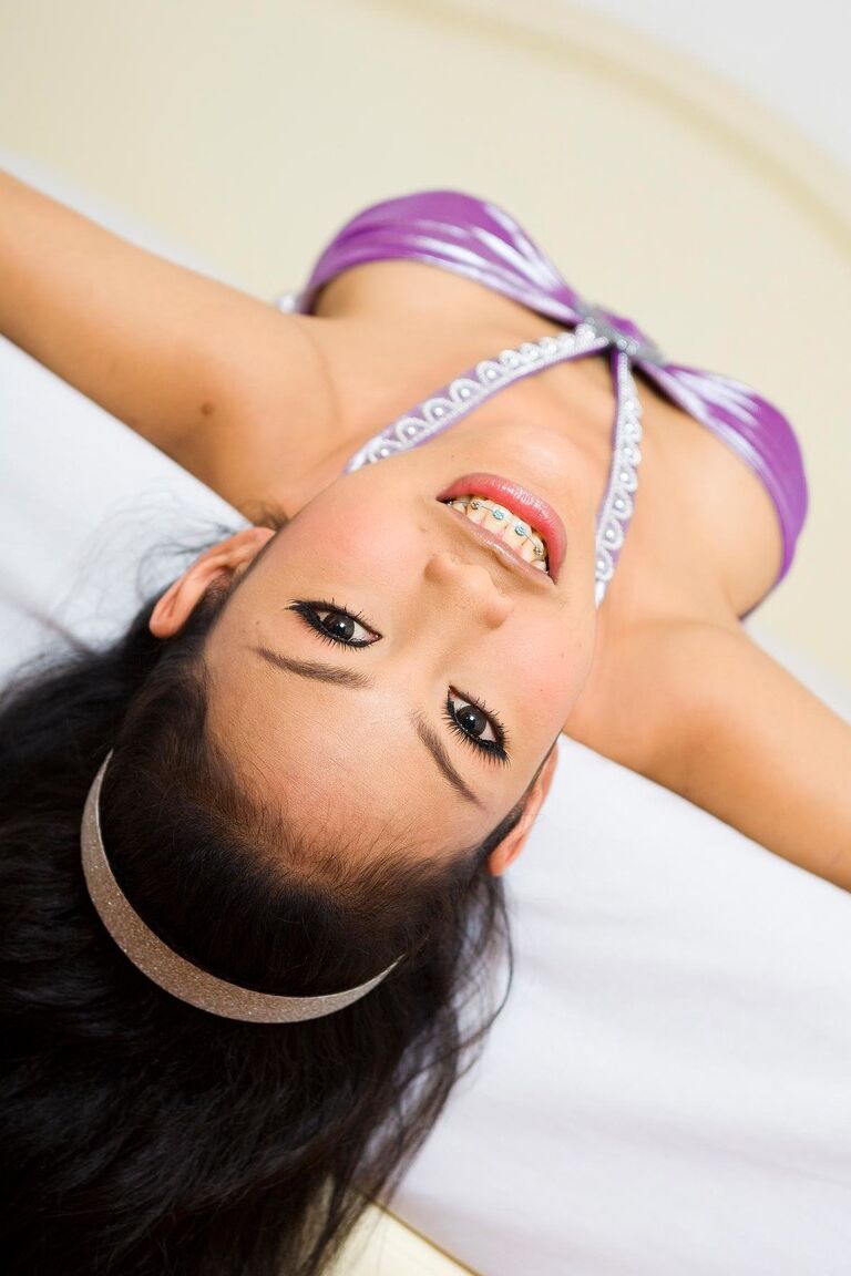 19P Morena e grande titted ladyboy Wawa dedilhando seus buracos para a câmera