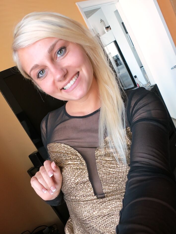 17P Jovem loira tatuada Charli Shiin remove calcinha sexy para foder buceta POV