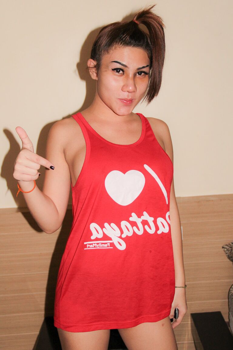 17P Asian Shemale Min suce une bite en POV