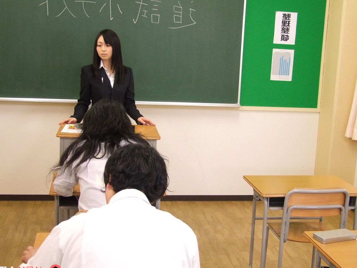 20P A professora asiática Nozomi Hazuki é fodida rudemente