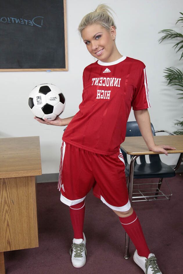 19P スポーティな学生サッカー選手オーブリー アダムスが小さなおっぱいを披露