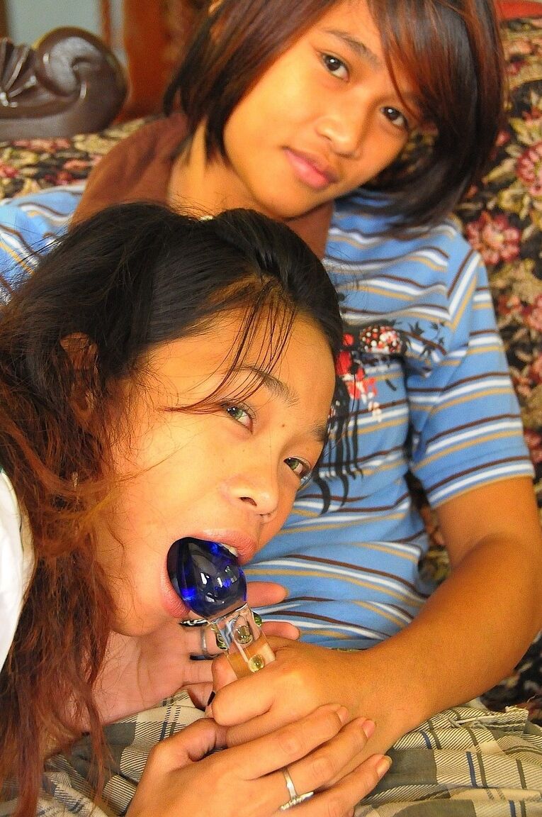 21P Ladyboy Girlie Henson s'implique dans un plan à trois intense avec deux filles asiatiques