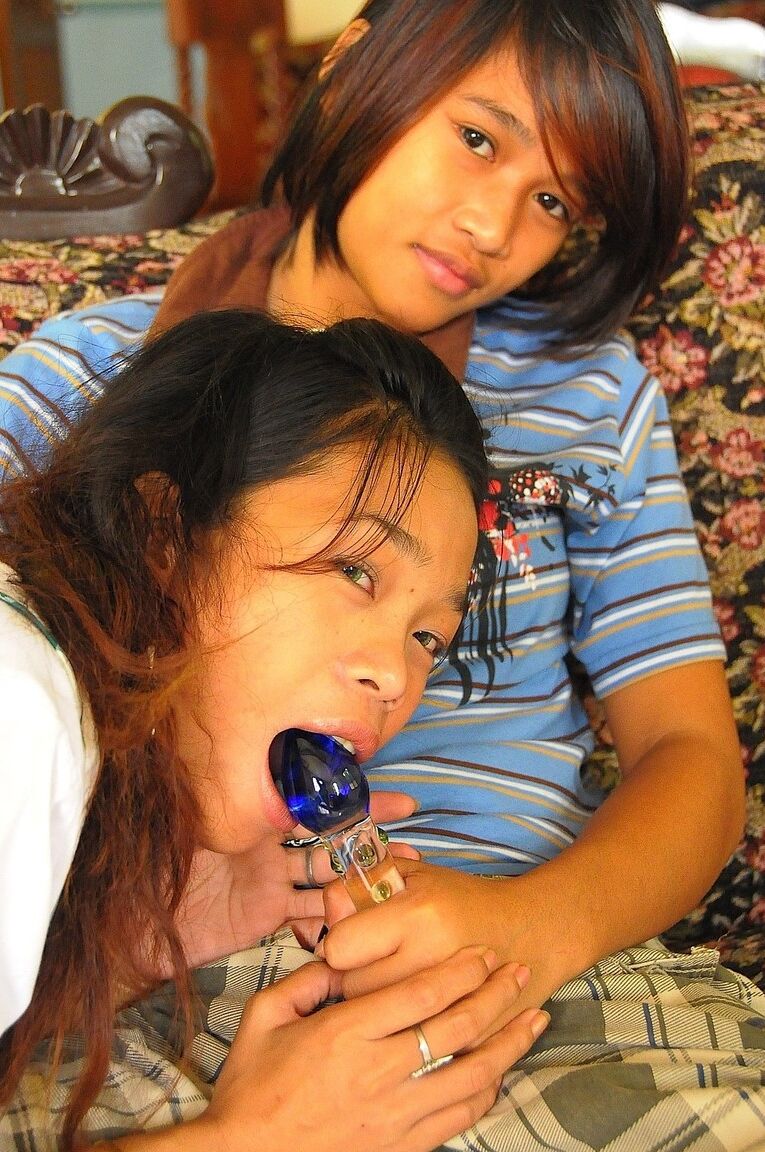 21P Ladyboy Girlie Henson s'implique dans un plan à trois intense avec deux filles asiatiques