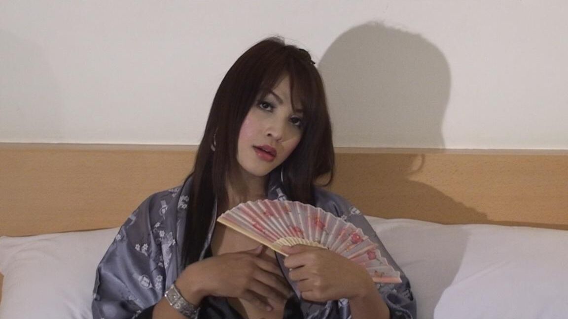 17P Ladyboy vigoureuse en bas noirs sexy insère un gode dans son butin huileux