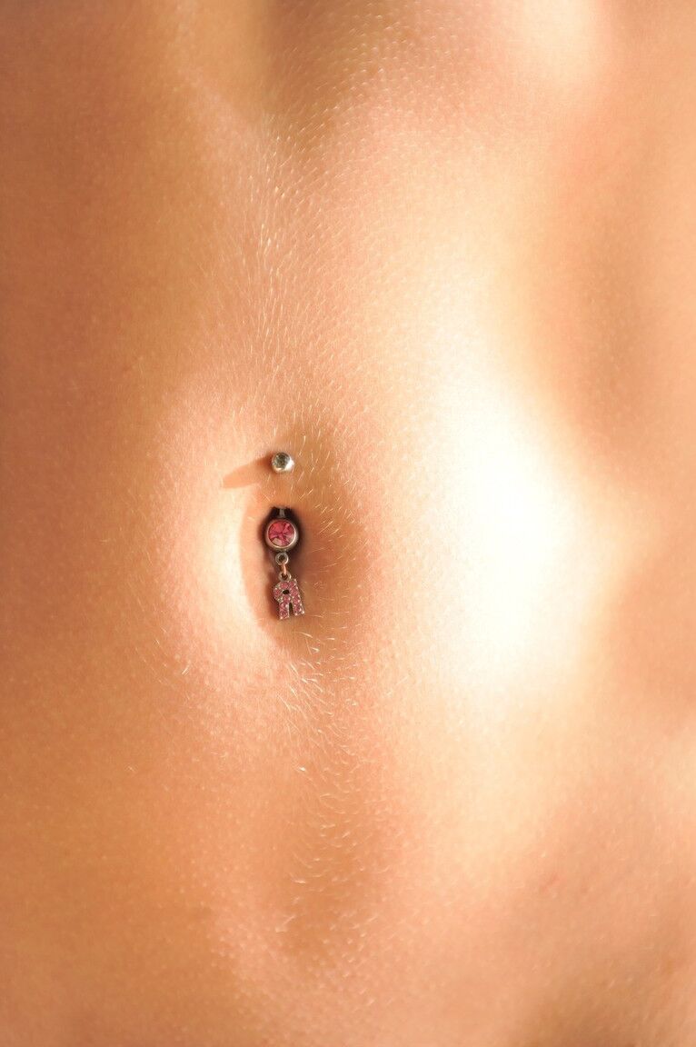 21P Adolescente loira com corpo esbelto Alanna posa nua e exibe seus seios