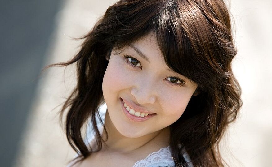 16P A jovem japonesa Saki Koto expõe seus peitos e bunda na praia