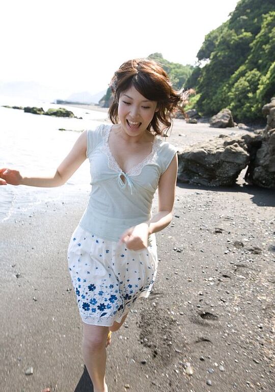 16P A jovem japonesa Saki Koto expõe seus peitos e bunda na praia