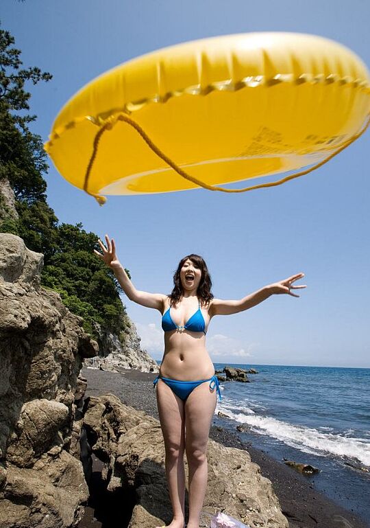 16P A jovem japonesa Saki Koto expõe seus peitos e bunda na praia