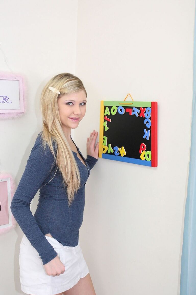 18P La linda adolescente Kali Lane se arrodilla para tener sexo oral en POV con una gran polla blanca