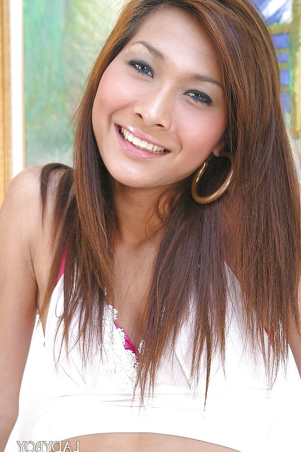 16P Linda adolescente ladyboy Janee posando de salto alto com uma bela saia