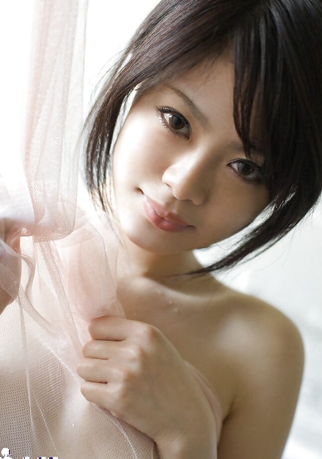 15P Cute asian babe China Yuki showcasing her seductive curves in the bath