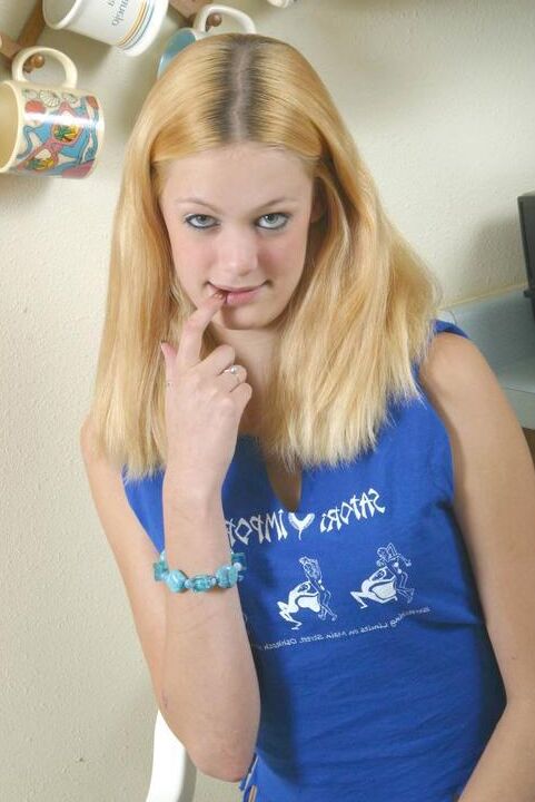 20P La dulce adolescente Kayla se baja las lindas bragas para terminar de desnudarse