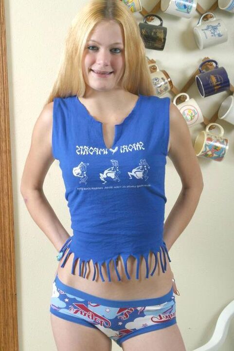 20P La dulce adolescente Kayla se baja las lindas bragas para terminar de desnudarse