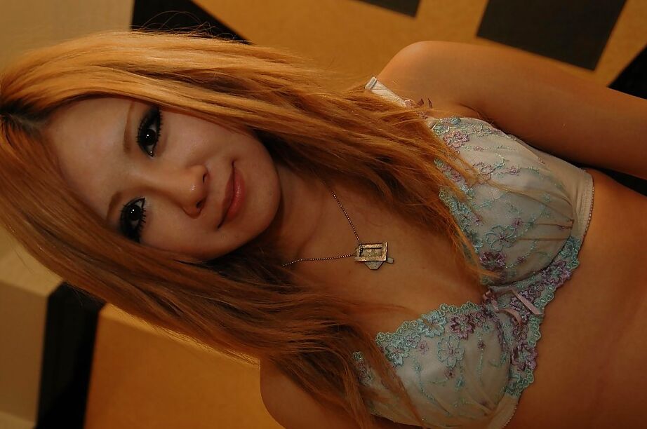 16P A adolescente asiática Nana Mochiduki se despindo e abrindo os lábios da buceta em close