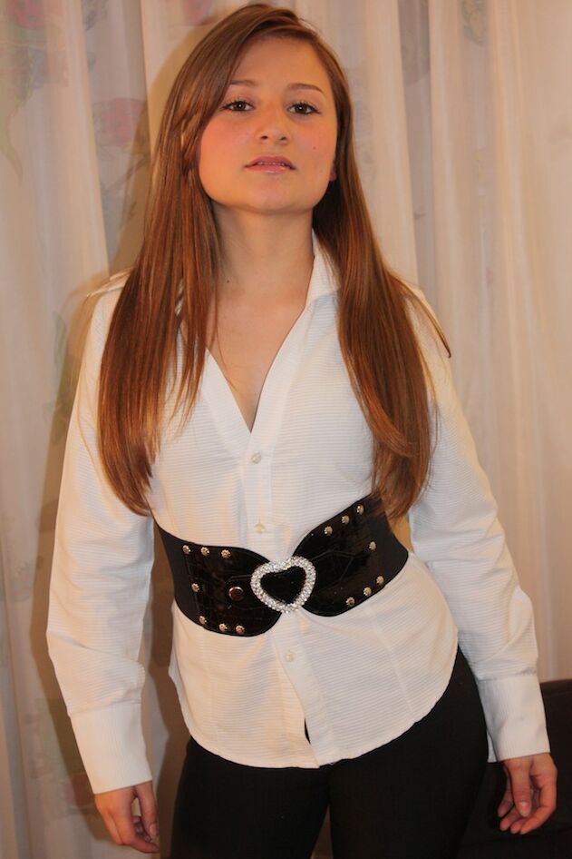 20P La pequeña e inocente Angee Ariza mostrando su culo follable