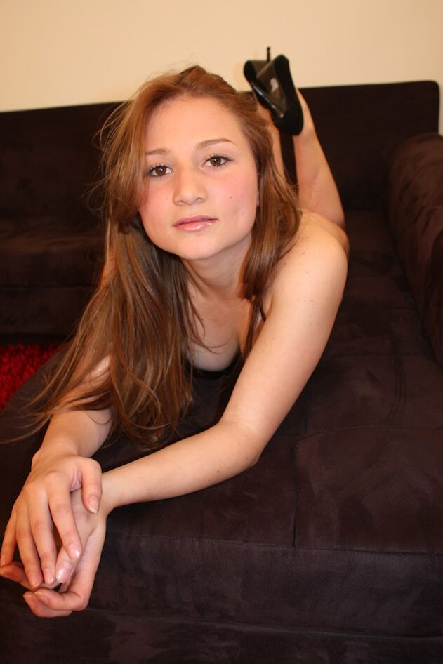 20P La pequeña e inocente Angee Ariza mostrando su culo follable