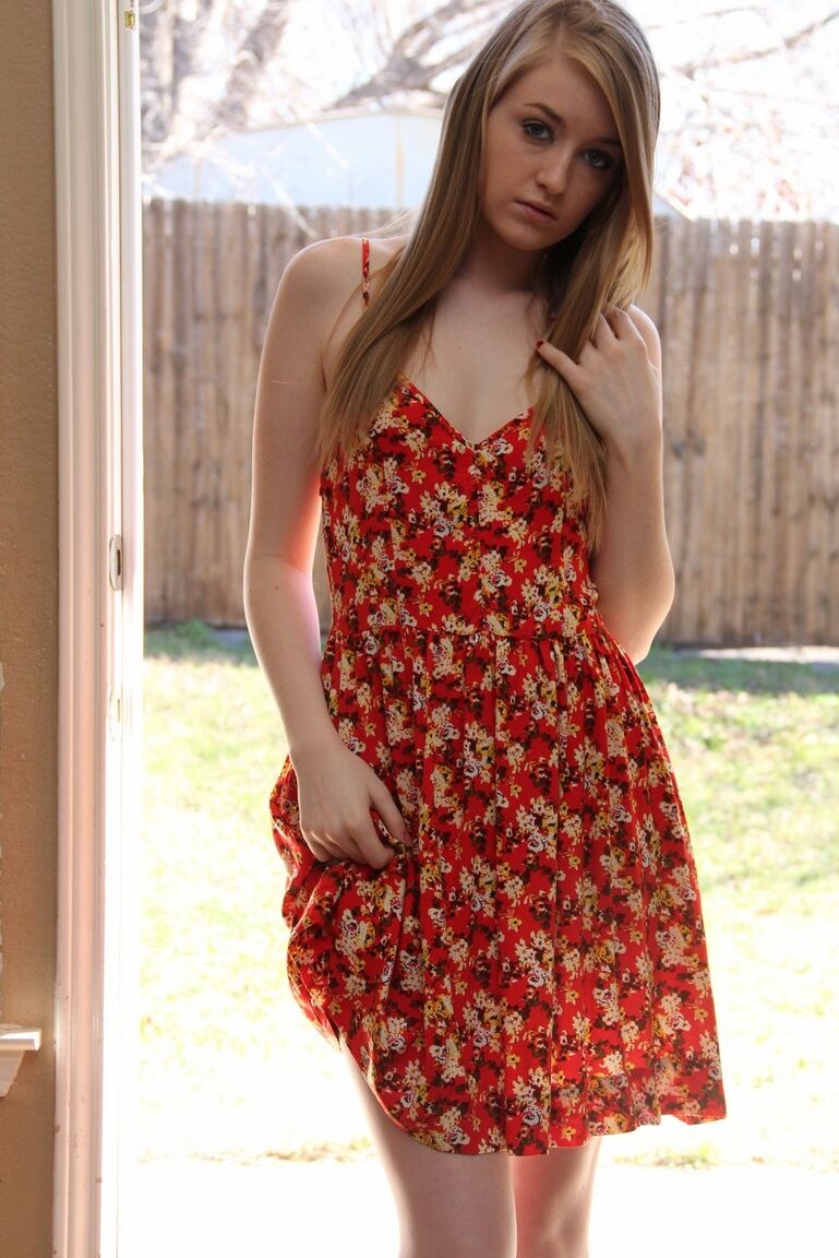 16P La linda amateur Mandy se quita el vestido en la puerta para tomar el sol en su esbelto cuerpo